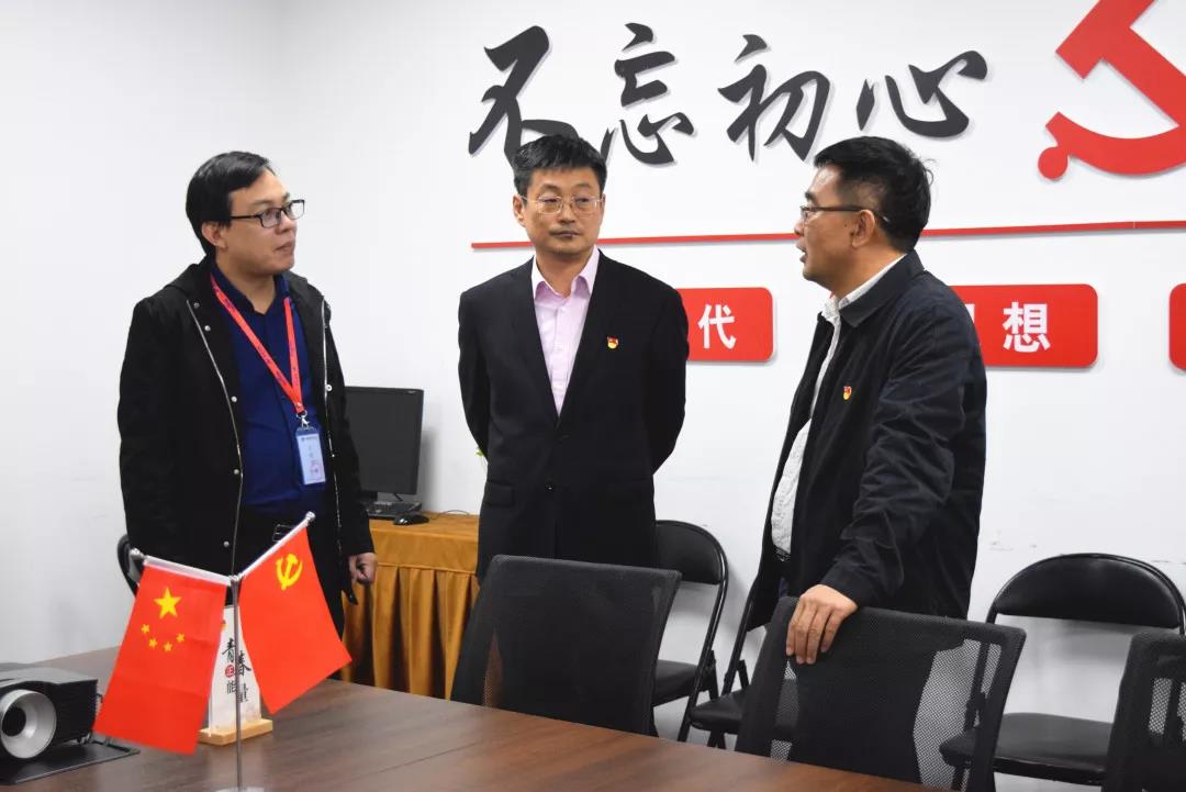 中共安陽市委網(wǎng)信辦主任路玉軍、副主任王曉萌等一行人蒞臨安陽青峰網(wǎng)絡指導工作