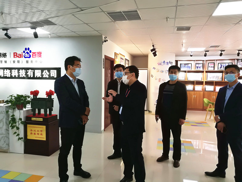 安陽市商務(wù)局副局長張躍勇，攜同天津伍創(chuàng)電子商務(wù)有限公司李富民一行蒞臨安陽青峰網(wǎng)絡(luò)參觀指導?。?>
                        </a>
                    </div>
                </div>
                <div   id=